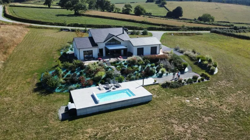 Villa avec piscine vue aérienne