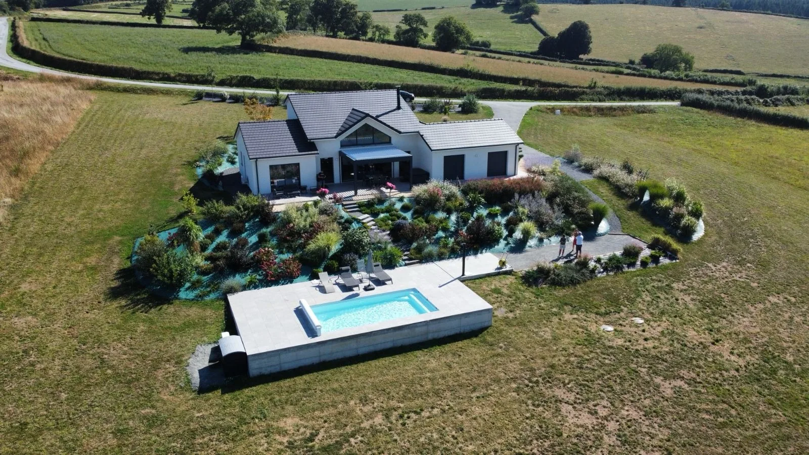 Villa avec piscine vue aérienne