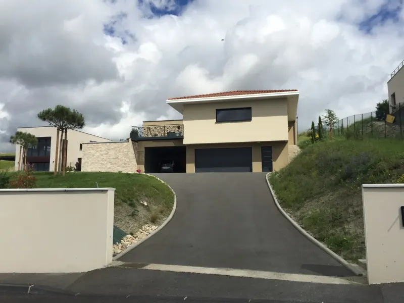 Maison à étage terrain en pente