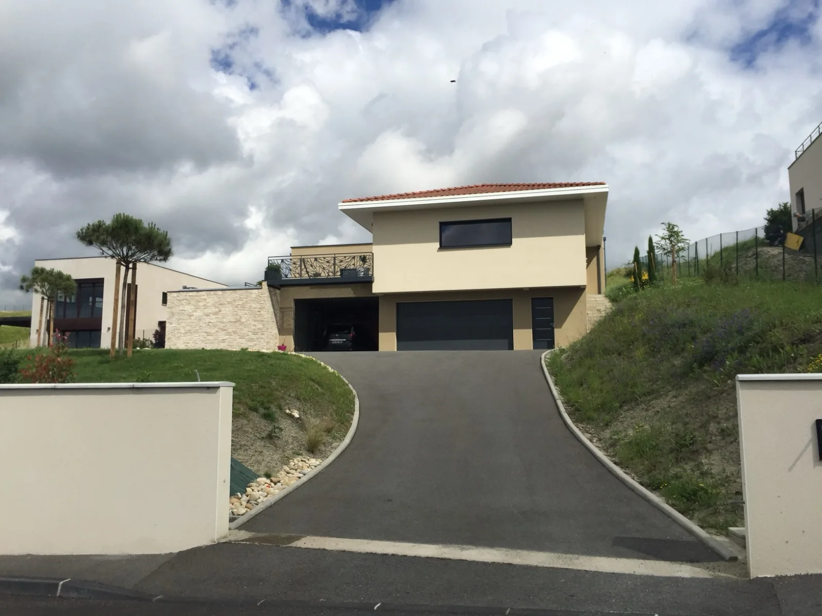 Maison à étage terrain en pente