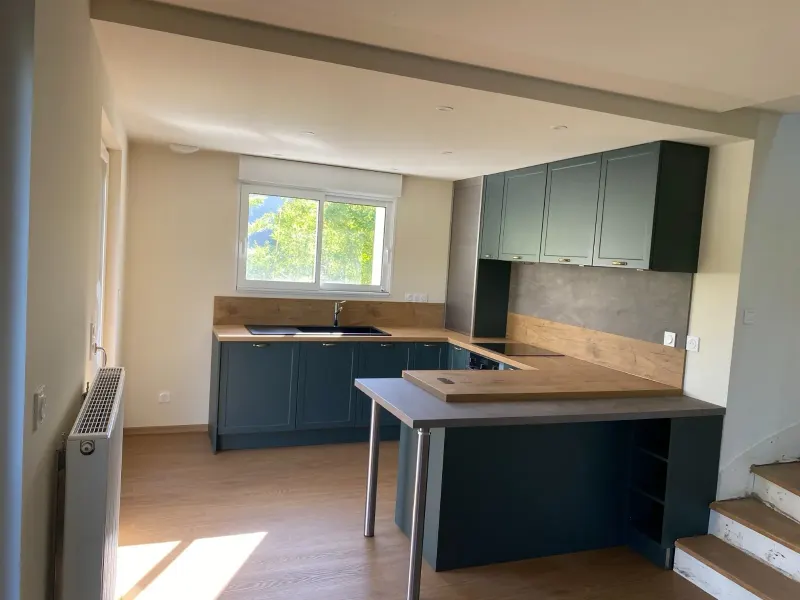 Cuisine rénovée bois et bleu nuit