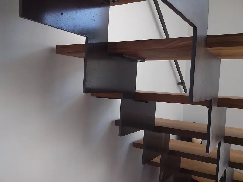 Escalier suspendu bois et métal