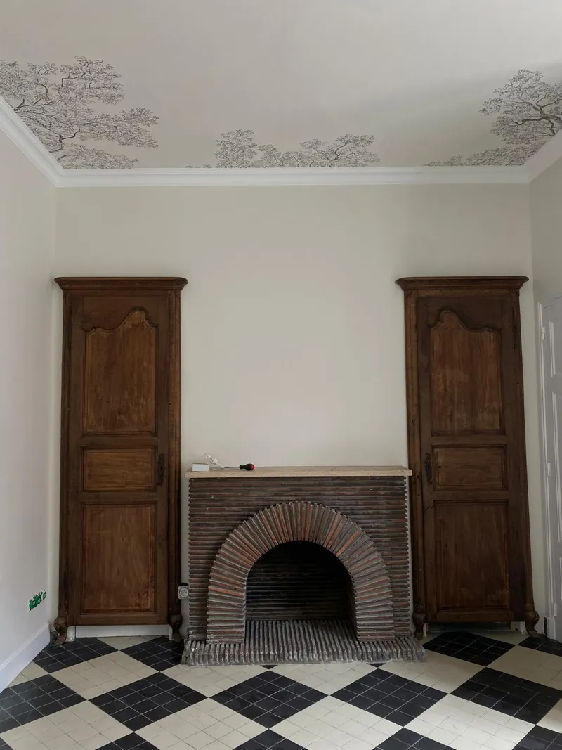 Cheminée en brique cintrée restaurée entre deux placards anciens en bois