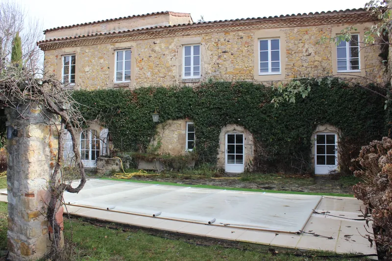 Bâtisse ancienne en pierre rénovée, menuiseries neuves et piscine