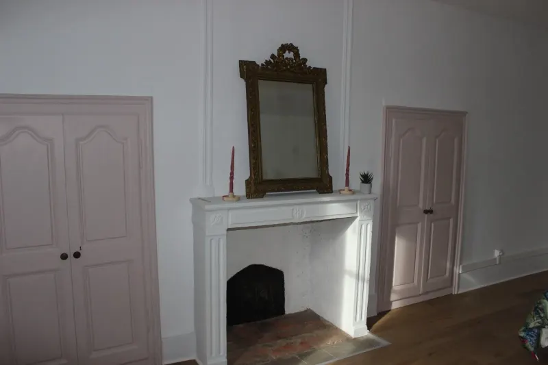 Salon bâti ancien cheminée restaurée