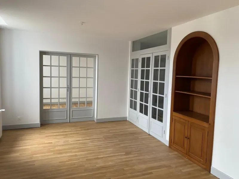 Pièce de vie rénovée parquet et menuiseries